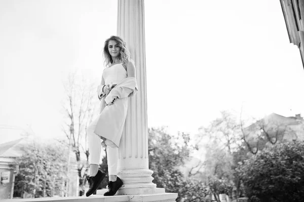 Elegante encaracolado loira modelo menina desgaste no branco posando contra o velho — Fotografia de Stock