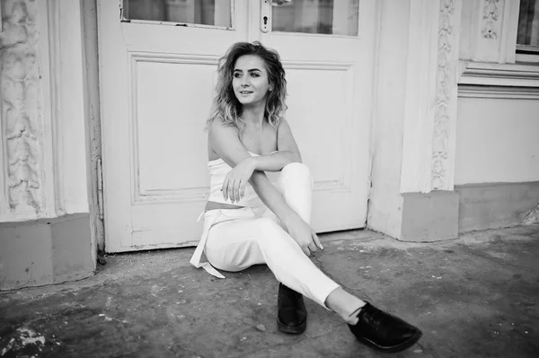 Şık kıvırcık sarışın model kız giymek beyaz eski karşı poz üzerinde