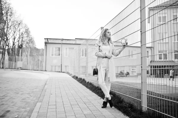 Elegante encaracolado loira modelo menina desgaste no branco posando contra fen — Fotografia de Stock