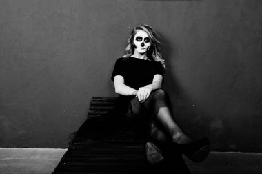 Cadılar Bayramı kafatası makyaj kız giyim siyah mavi duvara karşı 