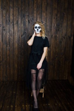 Cadılar Bayramı kafatası makyaj kız giyim siyah ahşap duvar karşı bir