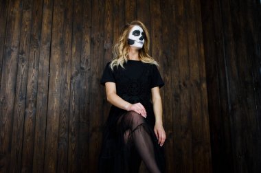 Cadılar Bayramı kafatası makyaj kız giyim siyah ahşap duvar karşı bir