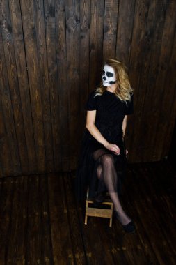 Cadılar Bayramı kafatası makyaj kız giyim siyah ahşap duvar karşı bir