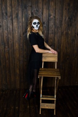 Cadılar Bayramı kafatası makyaj kız giyim siyah ahşap duvar karşı bir