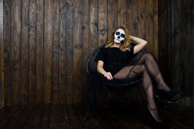 Cadılar Bayramı kafatası makyaj kız giyim siyah ahşap duvar karşı bir