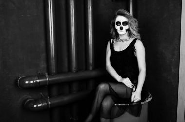 Cadılar Bayramı kafatası oturan karşı siyah kız giyim makyaj yeniden