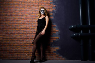 Cadılar Bayramı kafatası kara karşı tuğla duvara kız giyim makyaj