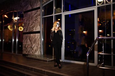 Cadılar Bayramı kafatası makyaj kız giyim siyah gece CI sokak