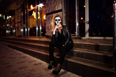 Cadılar Bayramı kafatası makyaj kız giyim siyah gece CI sokak