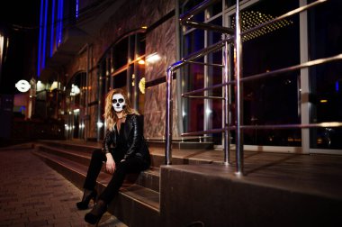 Cadılar Bayramı kafatası makyaj kız giyim siyah gece CI sokak