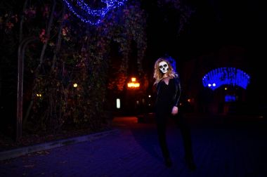 Cadılar Bayramı kafatası makyaj kız giyim siyah gece CI sokak