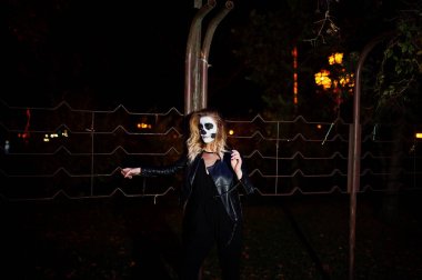 Cadılar Bayramı kafatası makyaj kız giyim siyah gece CI sokak