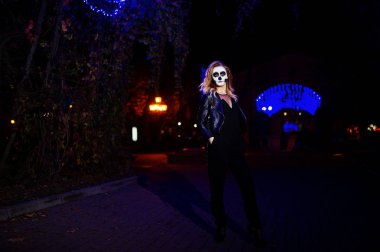 Cadılar Bayramı kafatası makyaj kız giyim siyah gece CI sokak