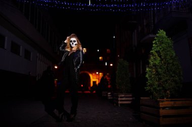 Cadılar Bayramı kafatası makyaj kız giyim siyah gece CI sokak