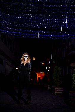 Cadılar Bayramı kafatası makyaj kız giyim siyah gece CI sokak