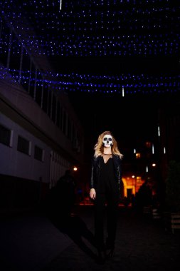 Cadılar Bayramı kafatası makyaj kız giyim siyah gece CI sokak