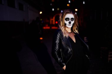 Cadılar Bayramı kafatası makyaj kız giyim siyah gece CI sokak