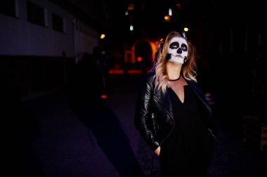 Cadılar Bayramı kafatası makyaj kız giyim siyah gece CI sokak