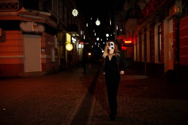 Cadılar Bayramı kafatası makyaj kız giyim siyah gece CI sokak