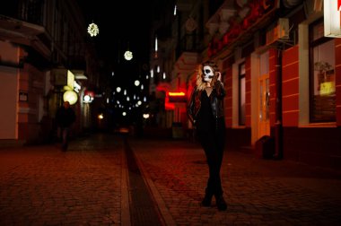 Cadılar Bayramı kafatası makyaj kız giyim siyah gece CI sokak