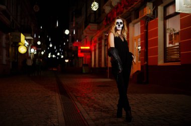 Cadılar Bayramı kafatası makyaj kız giyim siyah gece CI sokak