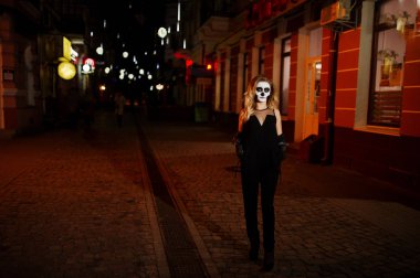 Cadılar Bayramı kafatası makyaj kız giyim siyah gece CI sokak