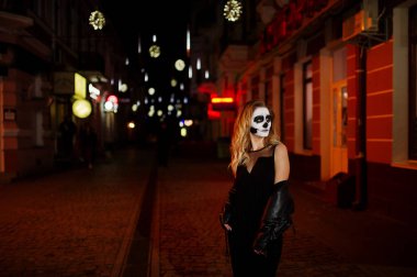 Cadılar Bayramı kafatası makyaj kız giyim siyah gece CI sokak