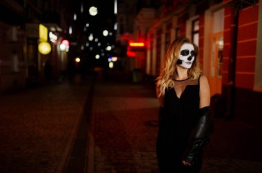 Cadılar Bayramı kafatası makyaj kız giyim siyah gece CI sokak