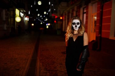 Cadılar Bayramı kafatası makyaj kız giyim siyah gece CI sokak