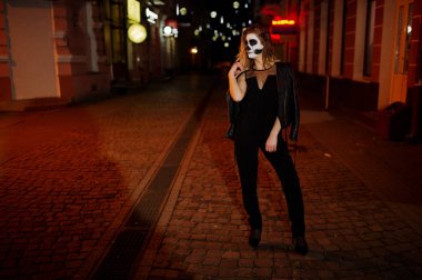 Cadılar Bayramı kafatası makyaj kız giyim siyah gece CI sokak