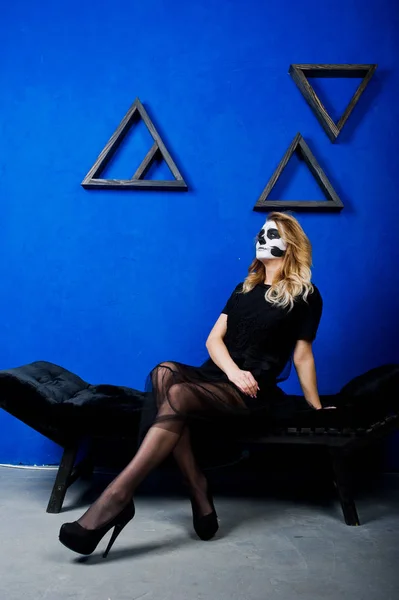 Хэллоуин череп макияж девушки носить в черном к синей стене на — стоковое фото