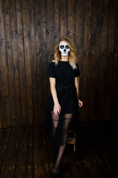 Halloween schedel meisje slijtage in het zwart tegen houten muur make-up een — Stockfoto
