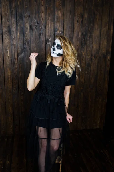 Halloween cranio make up ragazza indossare in nero contro muro di legno a — Foto Stock