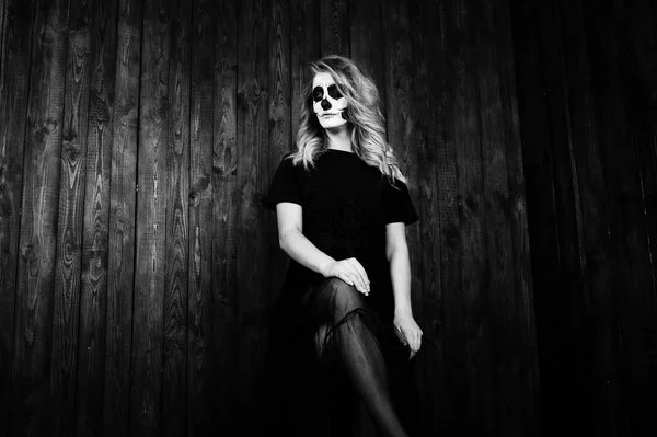 Хэллоуин череп макияж девушки носить в черном к деревянной стене — стоковое фото
