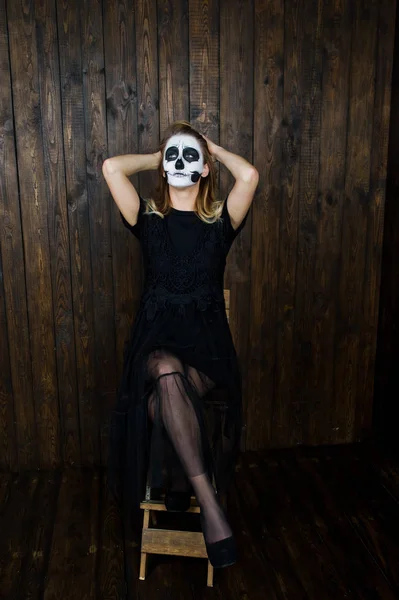 Halloween cranio make up ragazza indossare in nero contro muro di legno a — Foto Stock