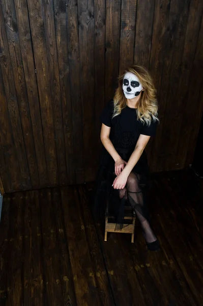 Halloween cranio make up ragazza indossare in nero contro muro di legno a — Foto Stock