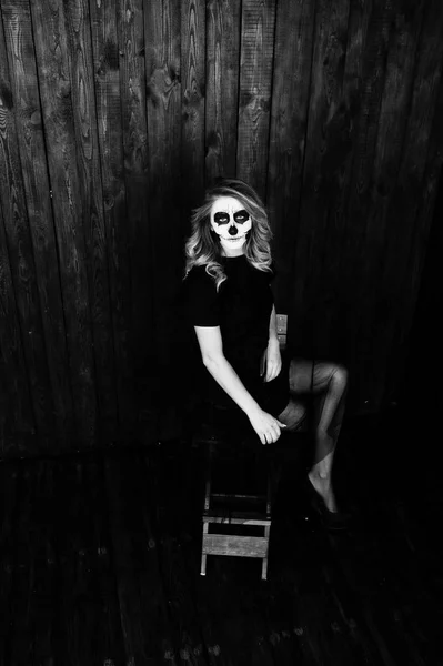 Halloween cranio make up ragazza indossare in nero contro muro di legno a — Foto Stock