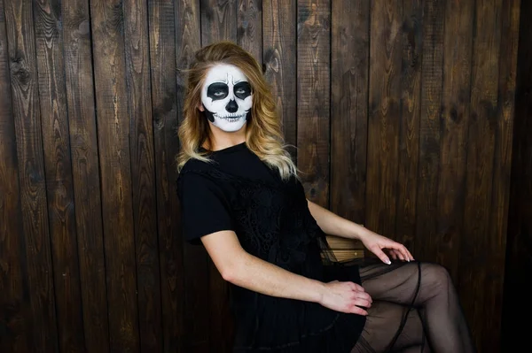 Хэллоуин череп макияж девушки носить в черном к деревянной стене — стоковое фото