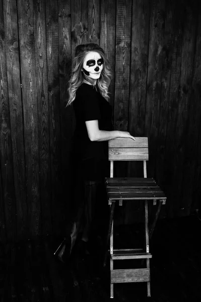 Halloween cranio make up ragazza indossare in nero contro muro di legno a — Foto Stock