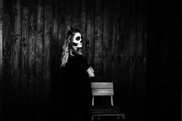 Halloween Totenkopf Make-up Mädchen tragen in schwarz gegen Holzwand ein — Stockfoto