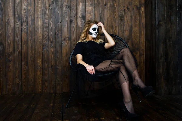 Halloween cranio make up ragazza indossare in nero contro muro di legno a — Foto Stock