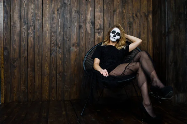 Cadılar Bayramı kafatası makyaj kız giyim siyah ahşap duvar karşı bir — Stok fotoğraf