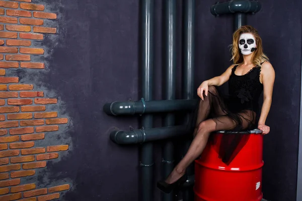 Cadılar Bayramı kafatası oturan karşı siyah kız giyim makyaj yeniden — Stok fotoğraf