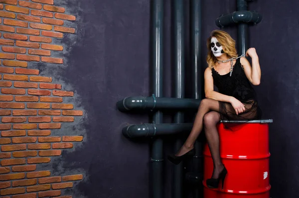 Cadılar Bayramı kafatası oturan karşı siyah kız giyim makyaj yeniden — Stok fotoğraf