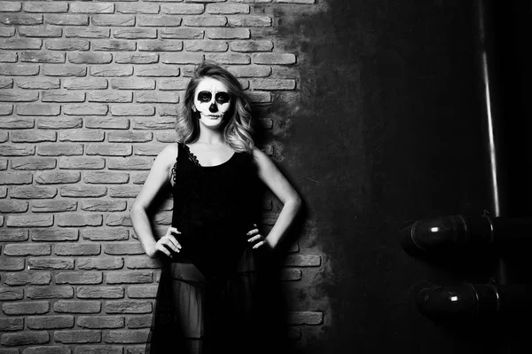 万圣节头骨化妆女孩穿在黑色反对砖墙 — 图库照片