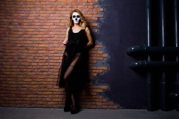 할로윈 두개골에 벽돌 벽에 검은 여자 착용 메이크업 — 스톡 사진