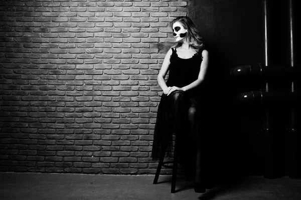 Cadılar Bayramı kafatası kara karşı tuğla duvara kız giyim makyaj — Stok fotoğraf