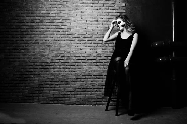 ハロウィーン頭蓋でレンガ壁に黒で身にまとう少女メイクアップします。 — ストック写真