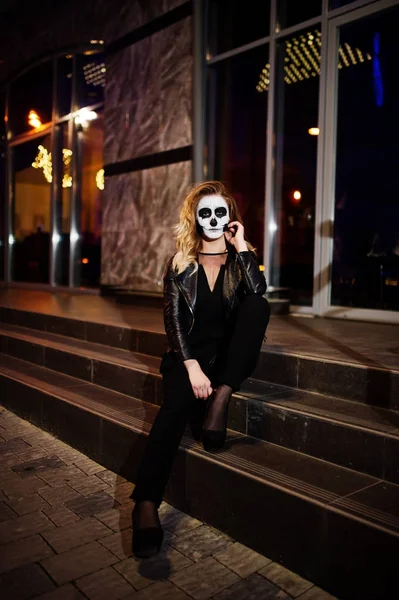 Halloween cranio make up ragazza indossare in nero di notte strada di ci — Foto Stock
