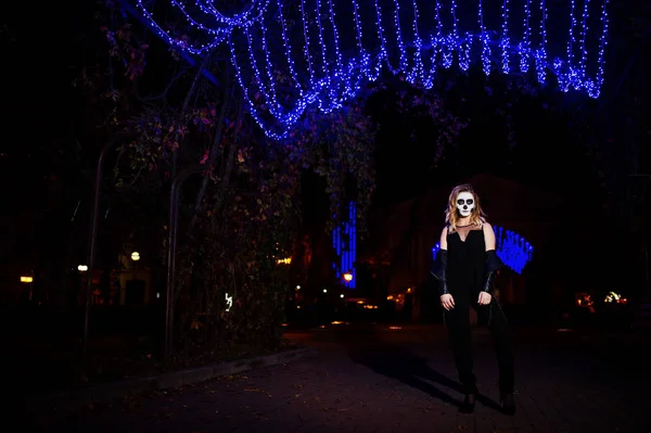 Cadılar Bayramı kafatası makyaj kız giyim siyah gece CI sokak — Stok fotoğraf